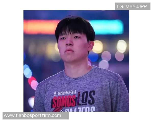 开拓者众将亮相秀场杨瀚森背粉色书包格兰特传统服饰引关注