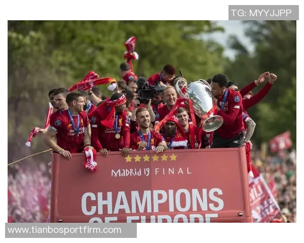 德里欧赛后高举欧冠MVP奖杯庆祝对利物浦的精彩表现与进球荣耀