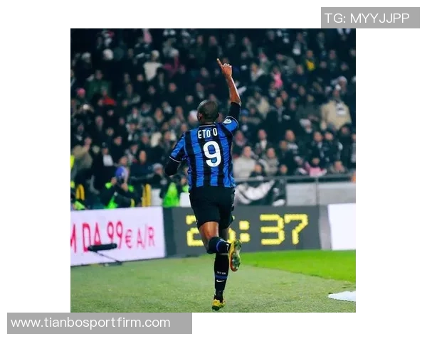 伊尔迪兹赛后与大卫路易斯合影留念称赞传奇球员的精彩表现